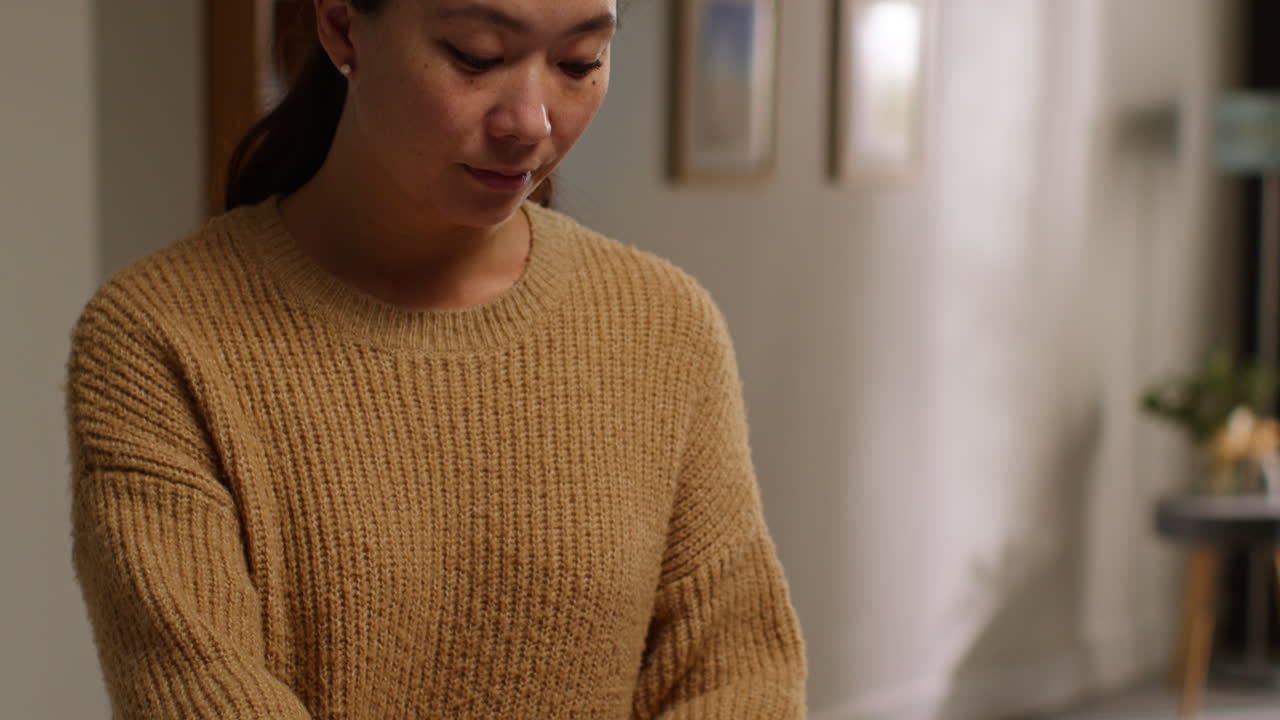 가정에서 부에서 채식주의자 또는 채식주의자의 식사를 위해 건강한 신선한 채소를 준비하는 여성의 근접 사진