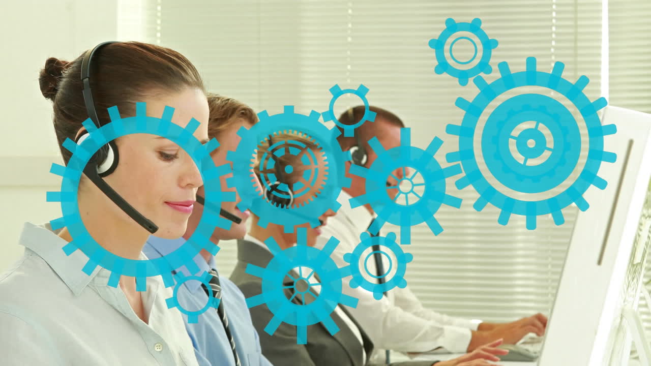 animación de engranajes sobre diversas personas de negocios que usan auriculares de teléfono.