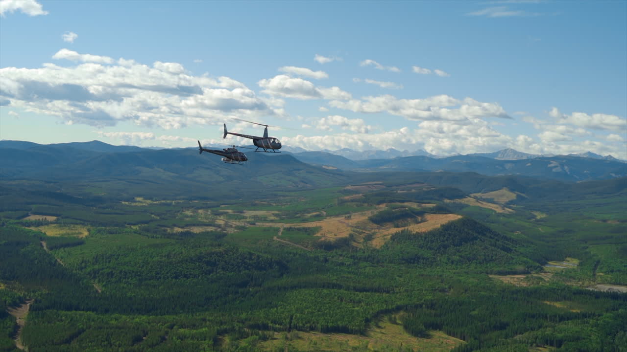 캐나다 록키 산맥의 스릴 넘치는 헬리콥터 투어, 눈 덮인 봉우리, 빙하, 강 및 숲의 숨막히는 공중 전망