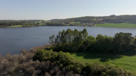 Idyllische-Landschaft-Mit-See-Und-Bergen-In-Villagudín,-A-Coruña,-Spanien---Luftaufnahme-Einer-Drohne