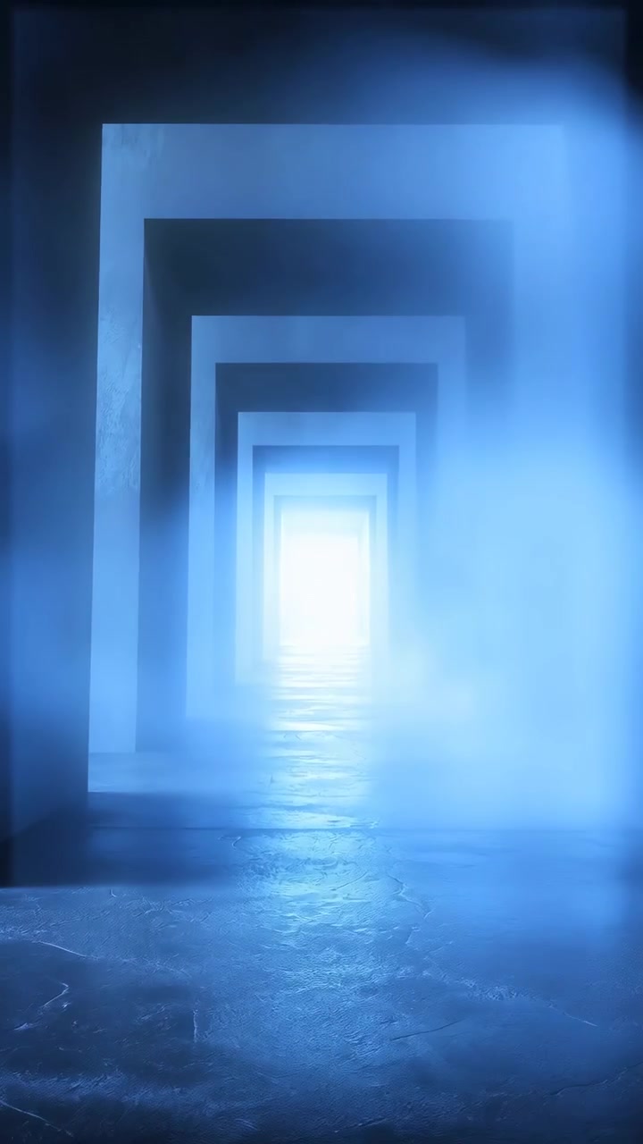 Una fredda luce blu riempie aperture rettangolari che si ripetono mentre la foschia si muove attraverso il passaggio geometrico, con riflessi lucidi sul pavimento che enfatizzano la profondità verso un'uscita centrale luminosa.