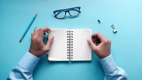 persona que abre un cuaderno