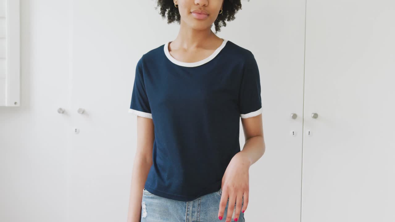 Video a rallentatore di una donna afroamericana che indossa una maglietta nera e spazio per il testo