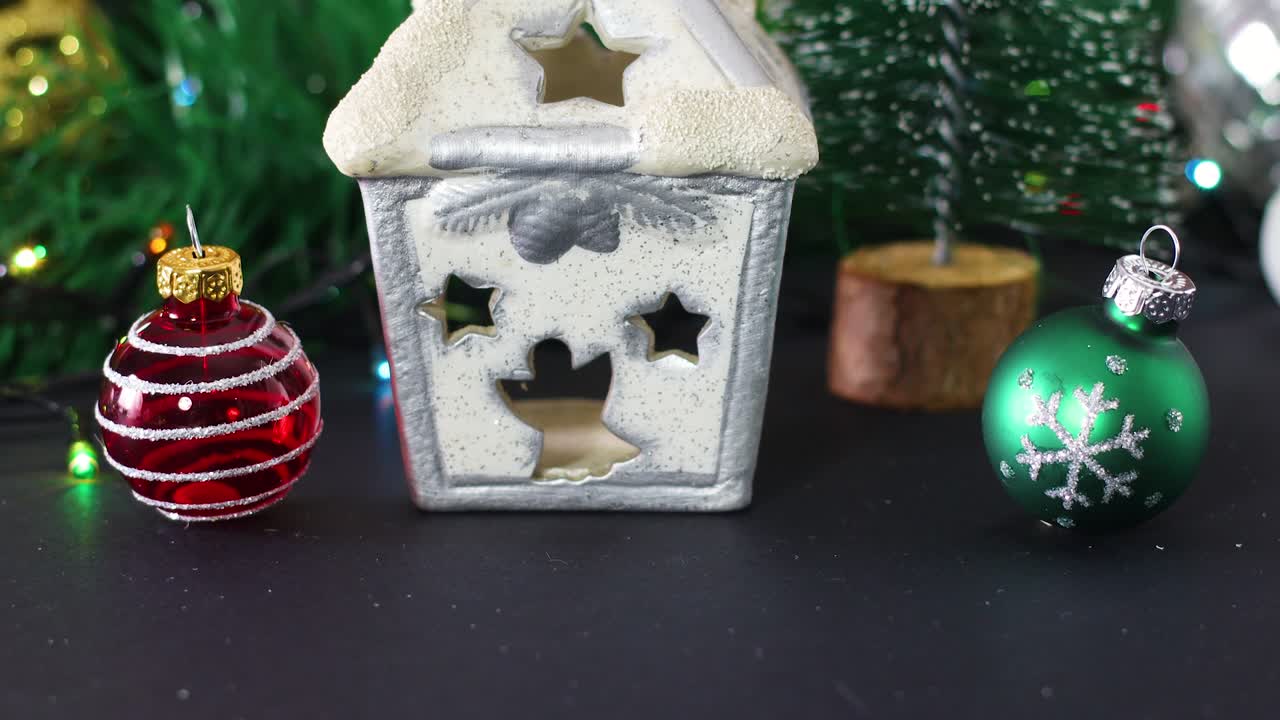 크리스마스 집, 장식품 및 박이는 불빛으로 크리스마스 장식