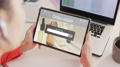 Kaukasische-Frau-Am-Schreibtisch-Mit-Tablet,-Online-Shopping-Für-Schönheitsprodukte,-Zeitlupe