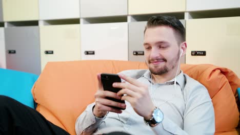 un joven escuchando música en el interior