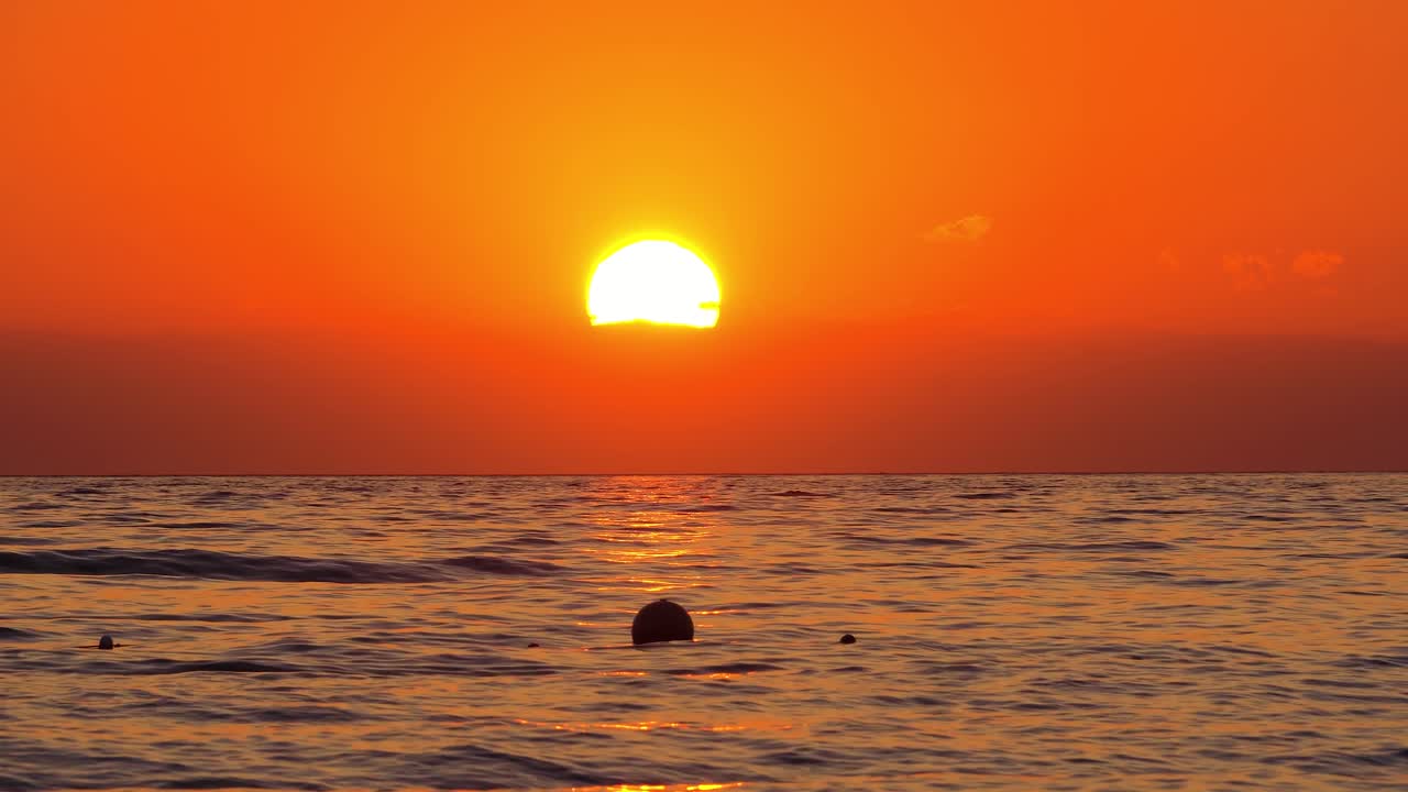 극적인 바다 일출