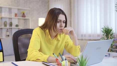 Frustrada-Joven-Mujer-De-Negocios-Trabajando-Desde-Casa-En-La-Computadora.