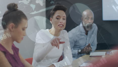 animación de la interfaz infográfica moviéndose sobre mujeres diversas explicando a sus colegas en la reunión