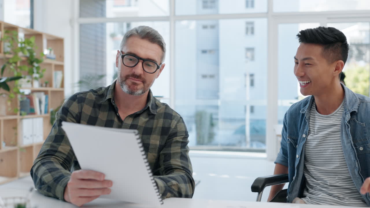 coworking, informe y hombre en silla de ruedas