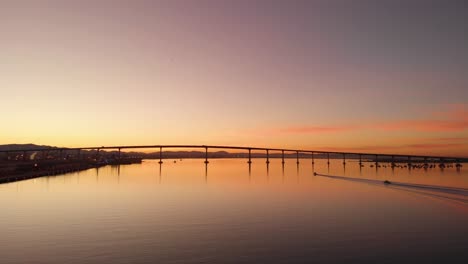 Puente-De-San-Diego-Coronado-Vistas-Desde-El-Embarcadero-Al-Amanecer-Antena-Con-Barcos