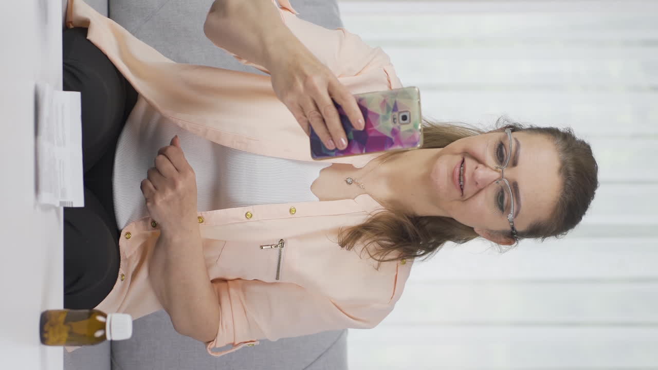 el video vertical del médico aconseja la medicación.