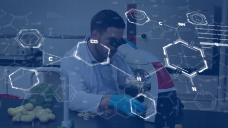 animación de fórmulas químicas sobre un trabajador de laboratorio masculino biracial usando el microscopio