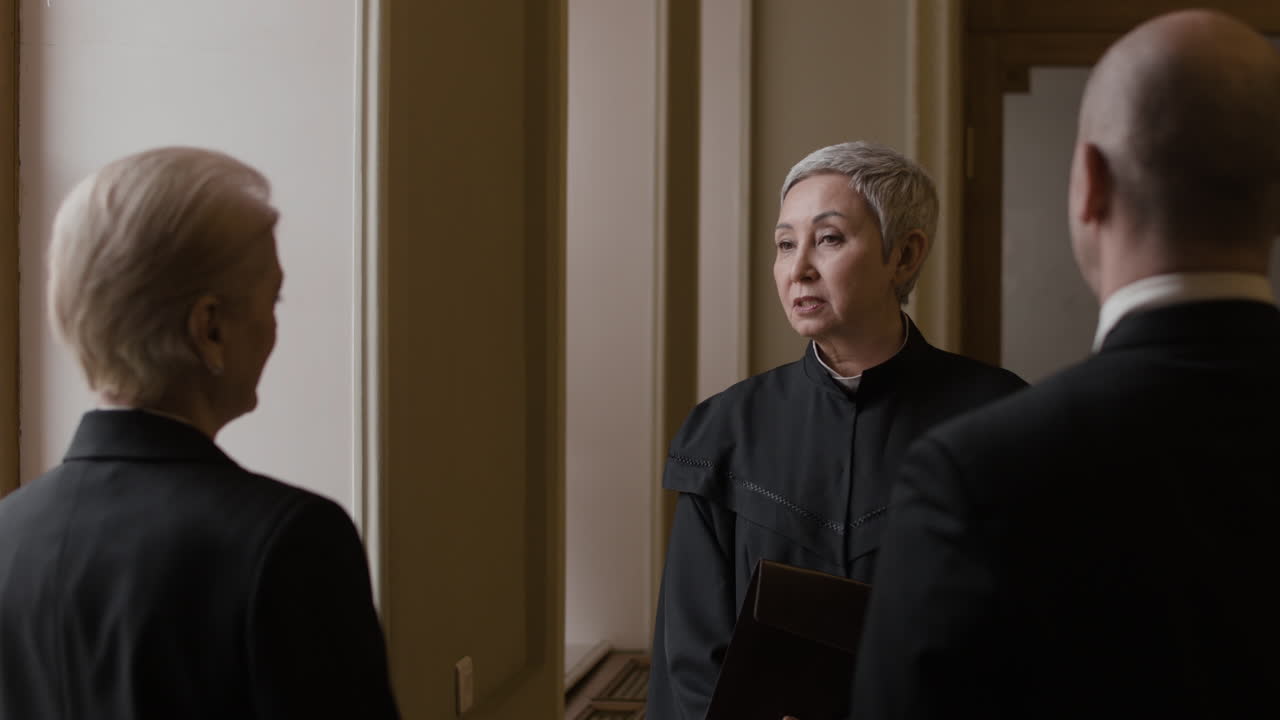 discusión en la sala del tribunal