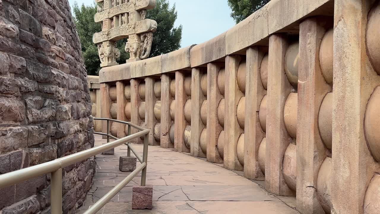 Ripresa ravvicinata del camminamento deambulatorio della Grande Stupa, Sanchi, India