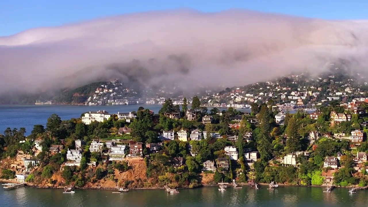 Isla Belvedere y Sausalito en la niebla