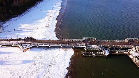 Muelle-De-Gdansk-Brzezno-En-Invierno,-Toma-Aérea