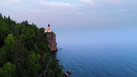 Drone-Shot-Split-Rock-Faro-Lago-Superior-Litoral-Norte-Navegación-Agua