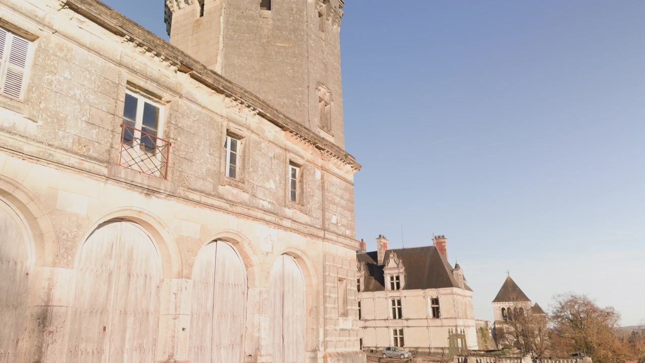 Vista della torre del Castello medievale di Saint-Aignan sotto cieli azzurri e sereni, scena calma e storica.