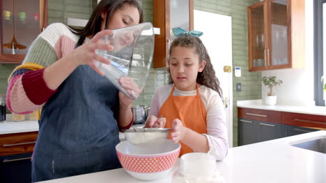 Glückliche-Biracial-Mutter-Und-Tochter-Bereiten-Teig-In-Sonnigen-Küche