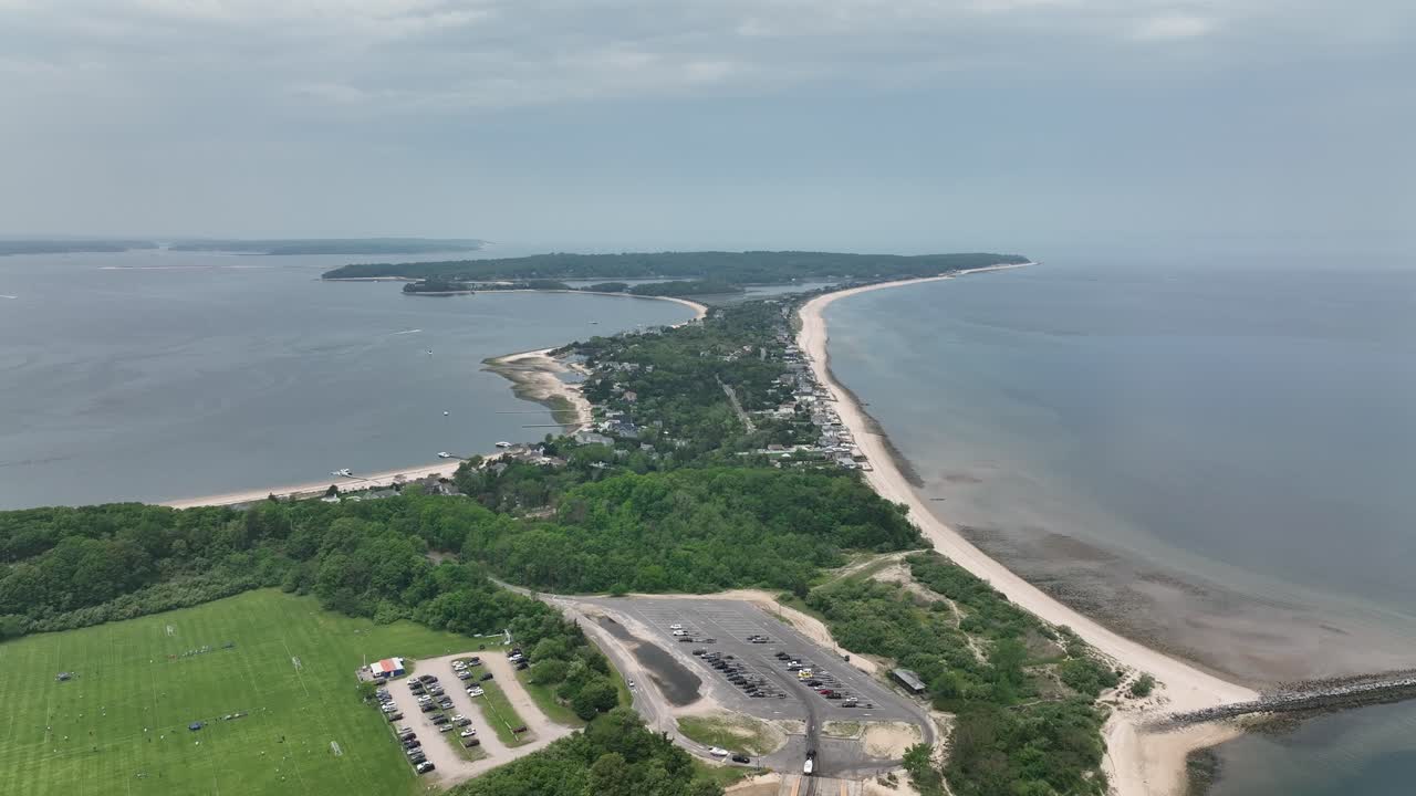 Una vista aerea della più grande centrale elettrica di Long Island, scattata in una giornata nuvolosa