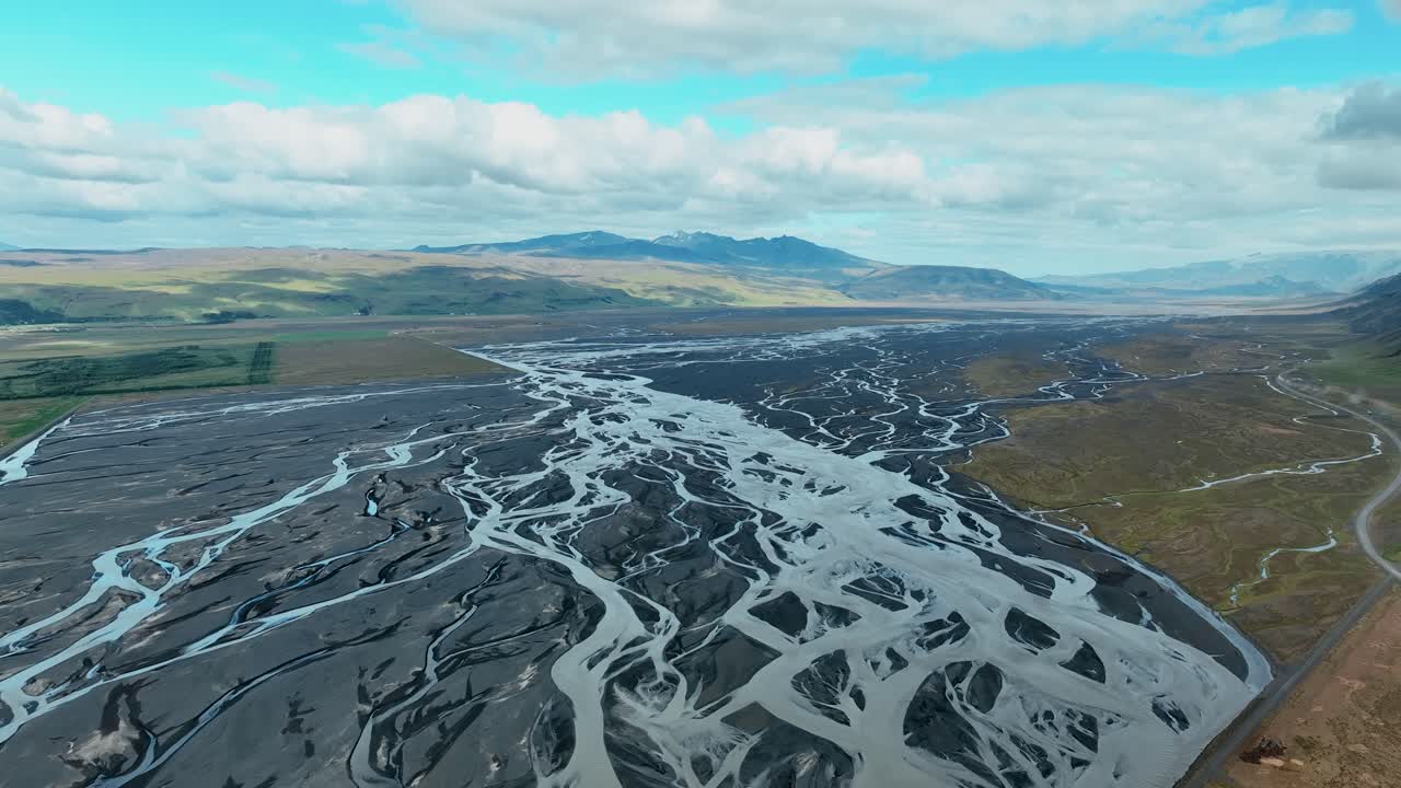 vista de arriba de un lecho de río con arroyo trenzado río en el sur de islandia