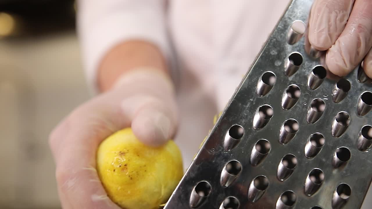 Chef che grattugia un agrume