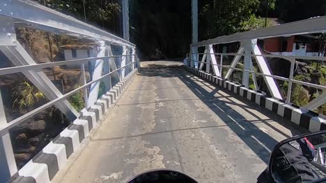 Vista-De-Cruce-Del-Puente-De-Hierro-En-El-Día-Desde-Un-Video-De-ángulo-Plano-Tomado-En-Dawki-Meghalaya,-Noreste-De-India,-El-6-De-Julio-De-2023