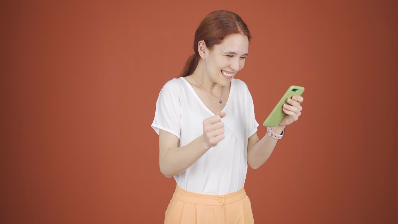 ⁇ 드폰을 보는 여자는 행복합니다.