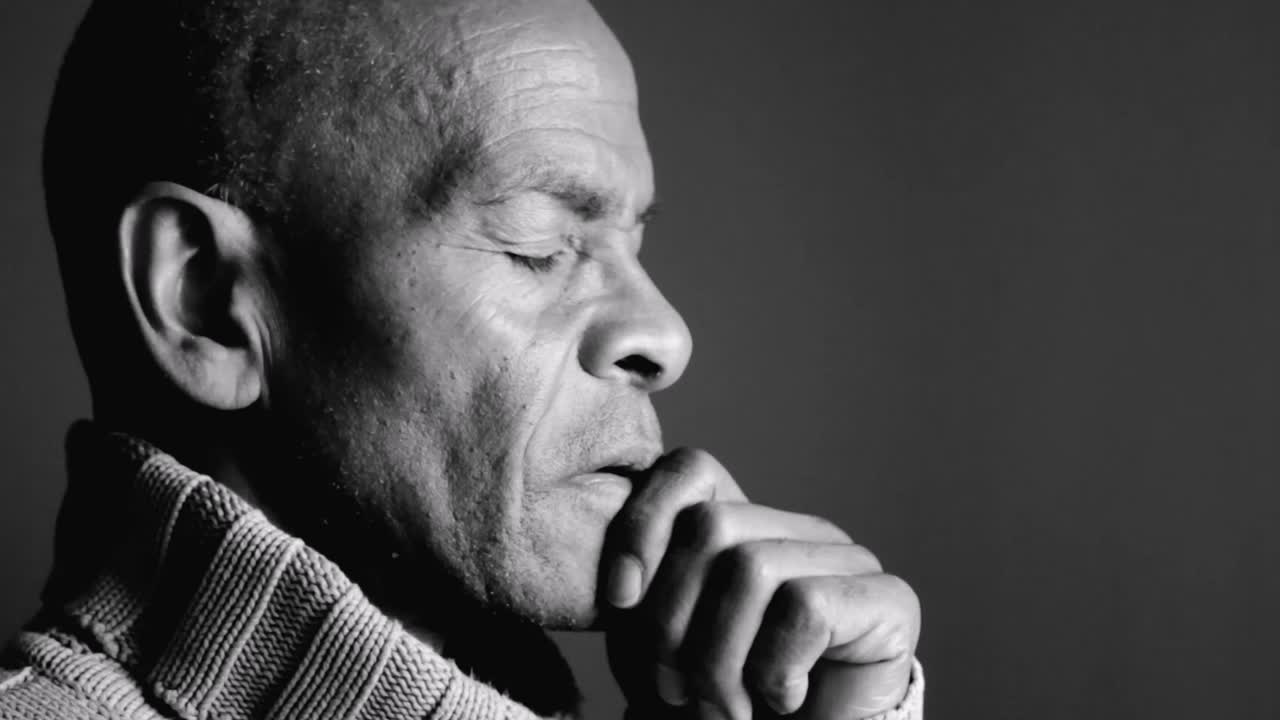 orando a dios con las manos juntas en fondo gris negro con la gente stock video stock footage