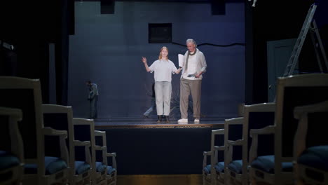 mujer haciendo un ensayo en el escenario