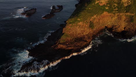 Tiro-Circular-Del-Borde-Del-Acantilado-De-La-Roca-Del-Choque-Aéreo-De-La-Ola-Del-Océano,-Isla-Norfolk