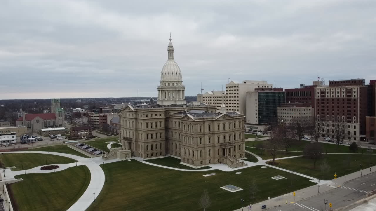 edificio del capitolio del estado lanzando michigan drone imágenes aéreas