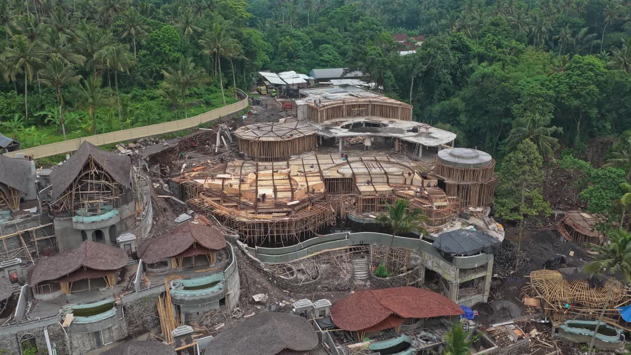 Pemandangan udara lokasi konstruksi resor mewah tropis di Bali