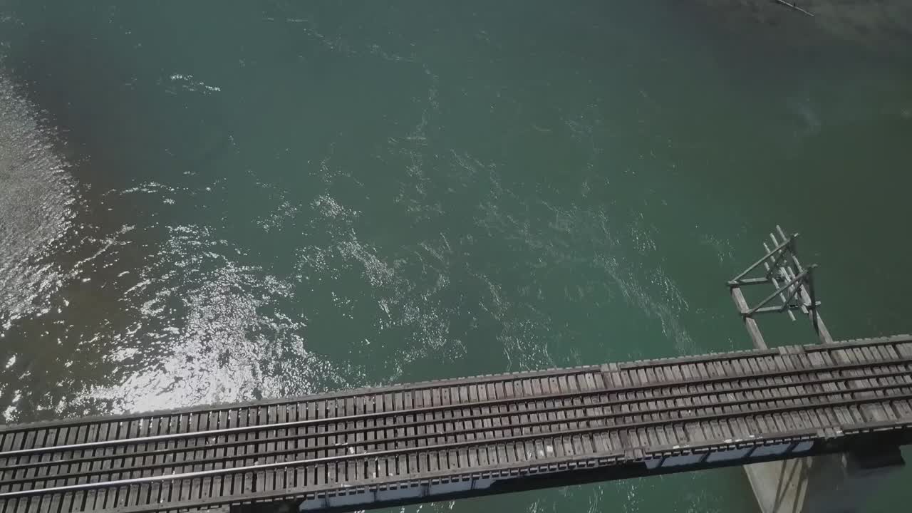 느리게 흐르는 강 을 가로지르는 철도 다리