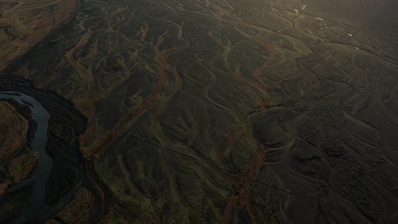 солнечный свет над горами eyjafjallajokull и thorsmork во время восхода солнца на юге исландии