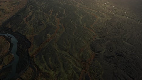 estallido de sol sobre las montañas eyjafjallajokull y thorsmork durante el amanecer en el sur de islandia