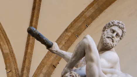 panorámica a través de la estatua del centauro de hércules florencia