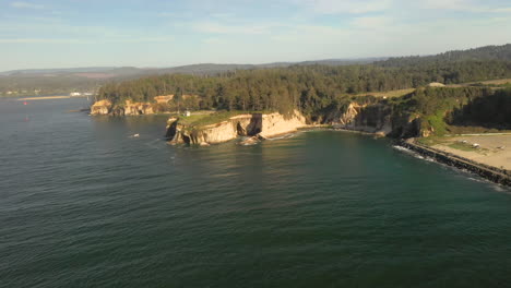 hermosa costa y acantilados en la costa sur de oregon cerca de la bahía de coos