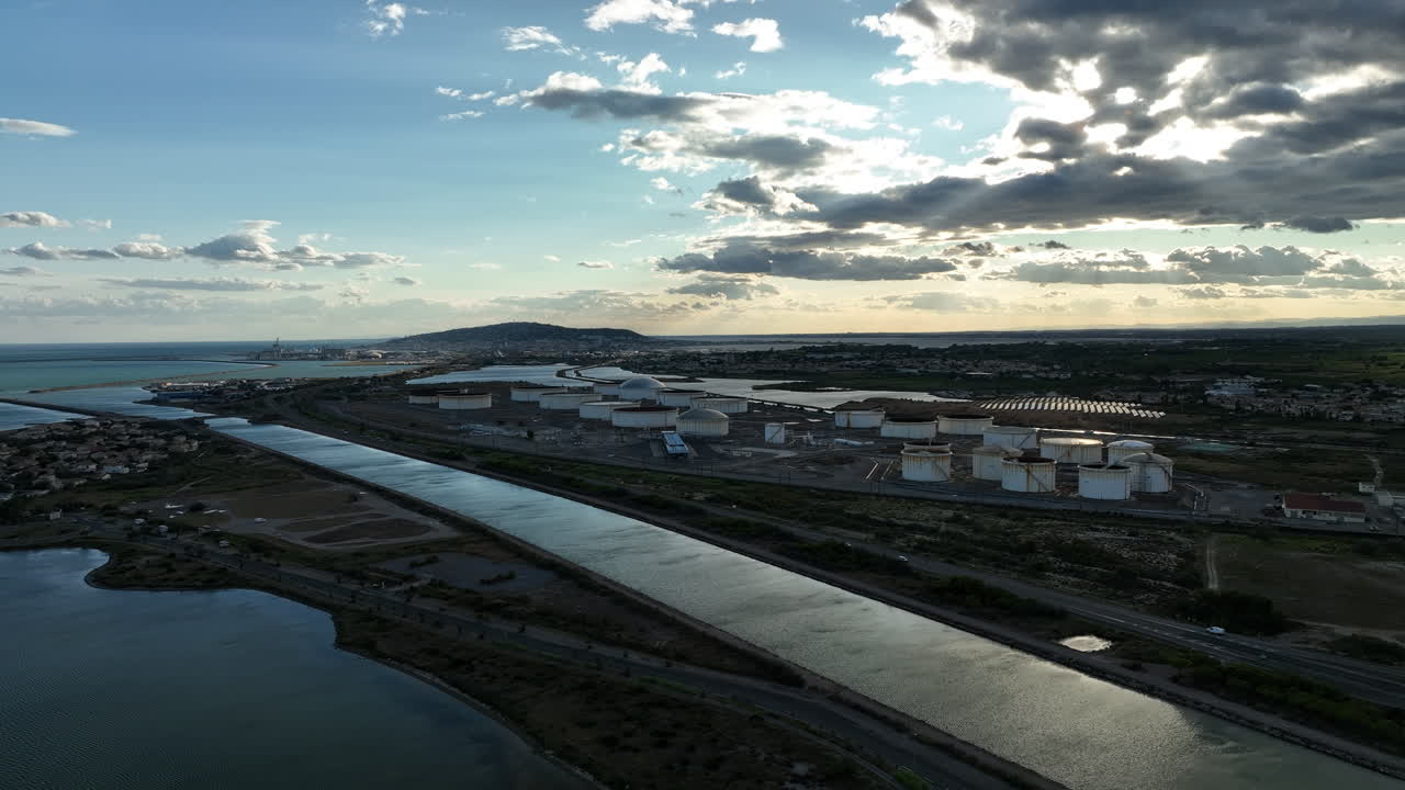 위에, frontignan의 해변 매력, 번성하는 와인 생산, 그리고 탄화수소