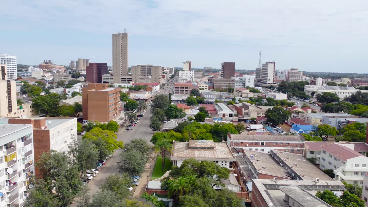 부라와요 중앙 비즈니스 디스트릭트 (bulawayo central business district) 는 사무엘 파리레니타와 (samuel parirenyatwa) 거리에서 볼 수 있습니다.