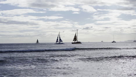 Navegando-En-Botes-Hacia-La-Puesta-De-Sol-En-La-Bahía-De-Waikiki,-Hawaii