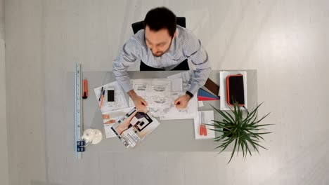 vista superior de un hombre de negocios estresado y ocupado con la sobrecarga de trabajo