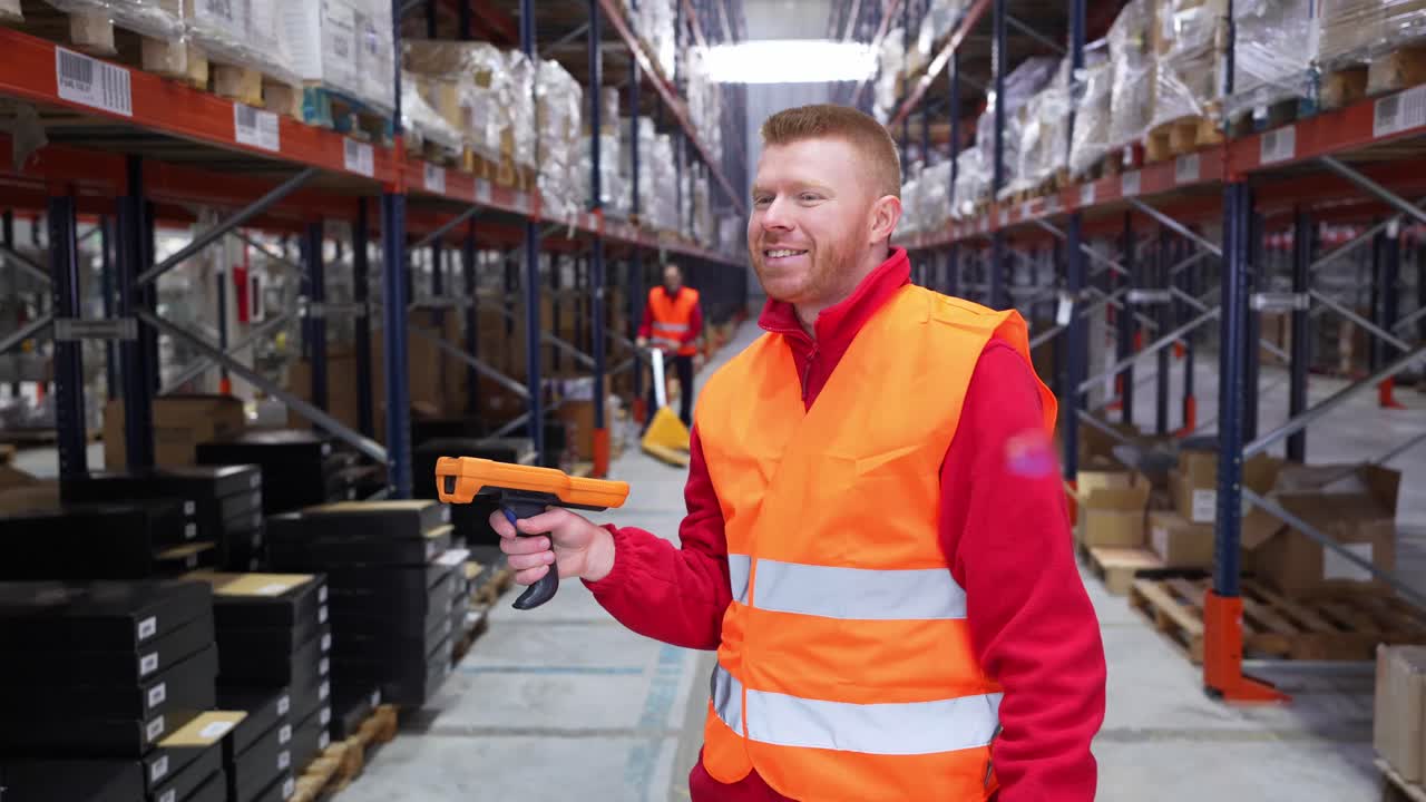 Addetto al magazzino che scansiona l'inventario