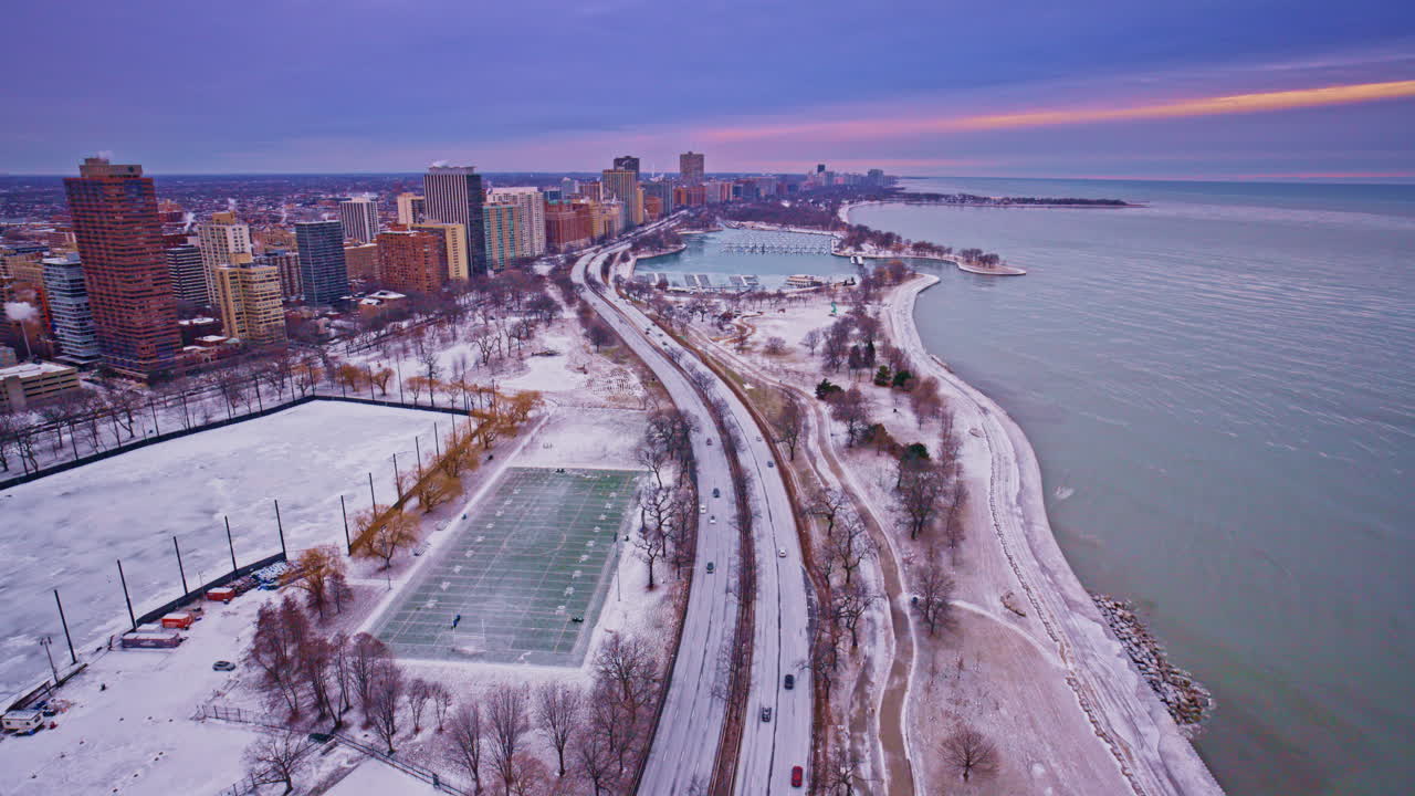 Vue matinale cinématographique par drone du Chicago Loop, avec les gratte-ciel se découpant sur le lac Michigan.
