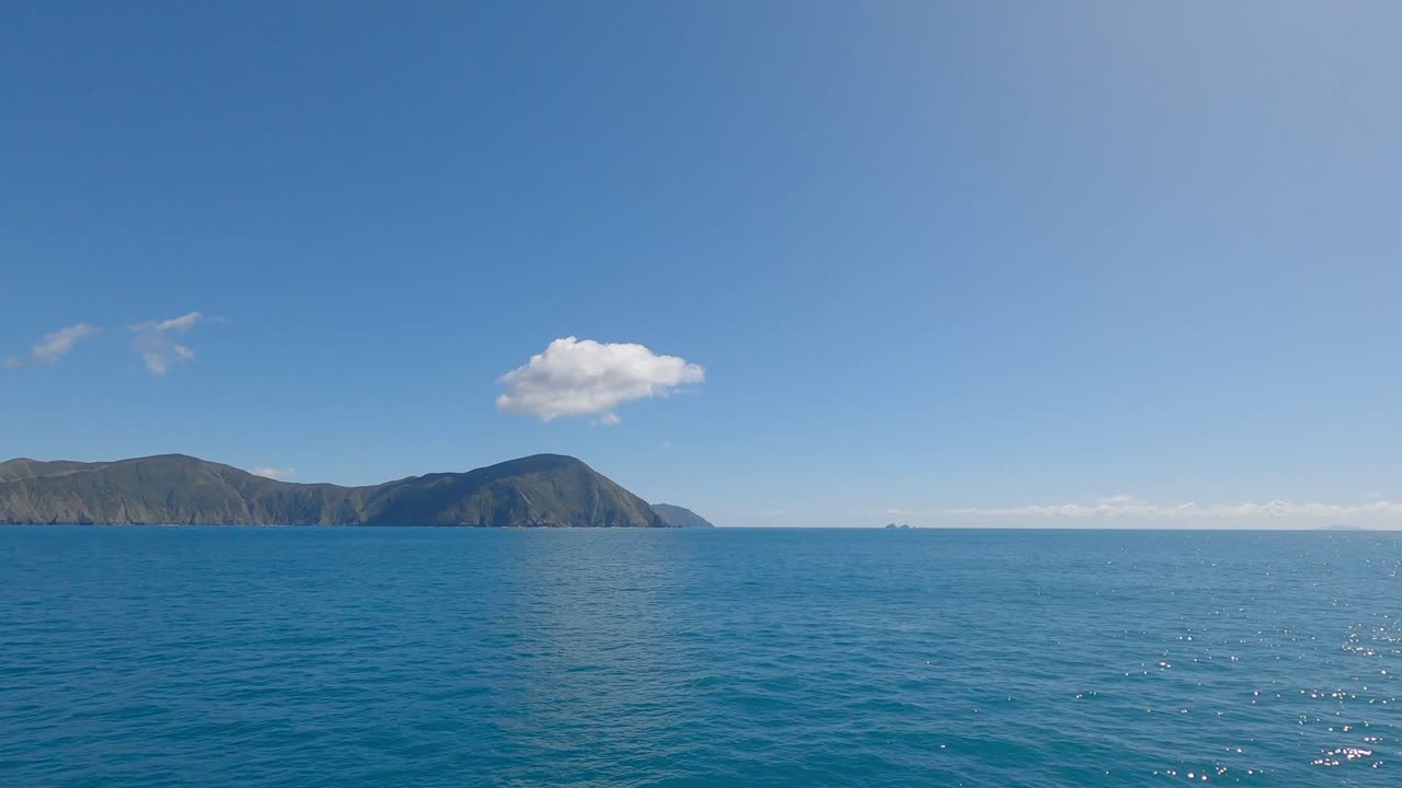 아름답고  ⁇ 은 날에 남섬의 끝 위에 외로운  ⁇ 어리 구름이 떠다니고 있습니다.