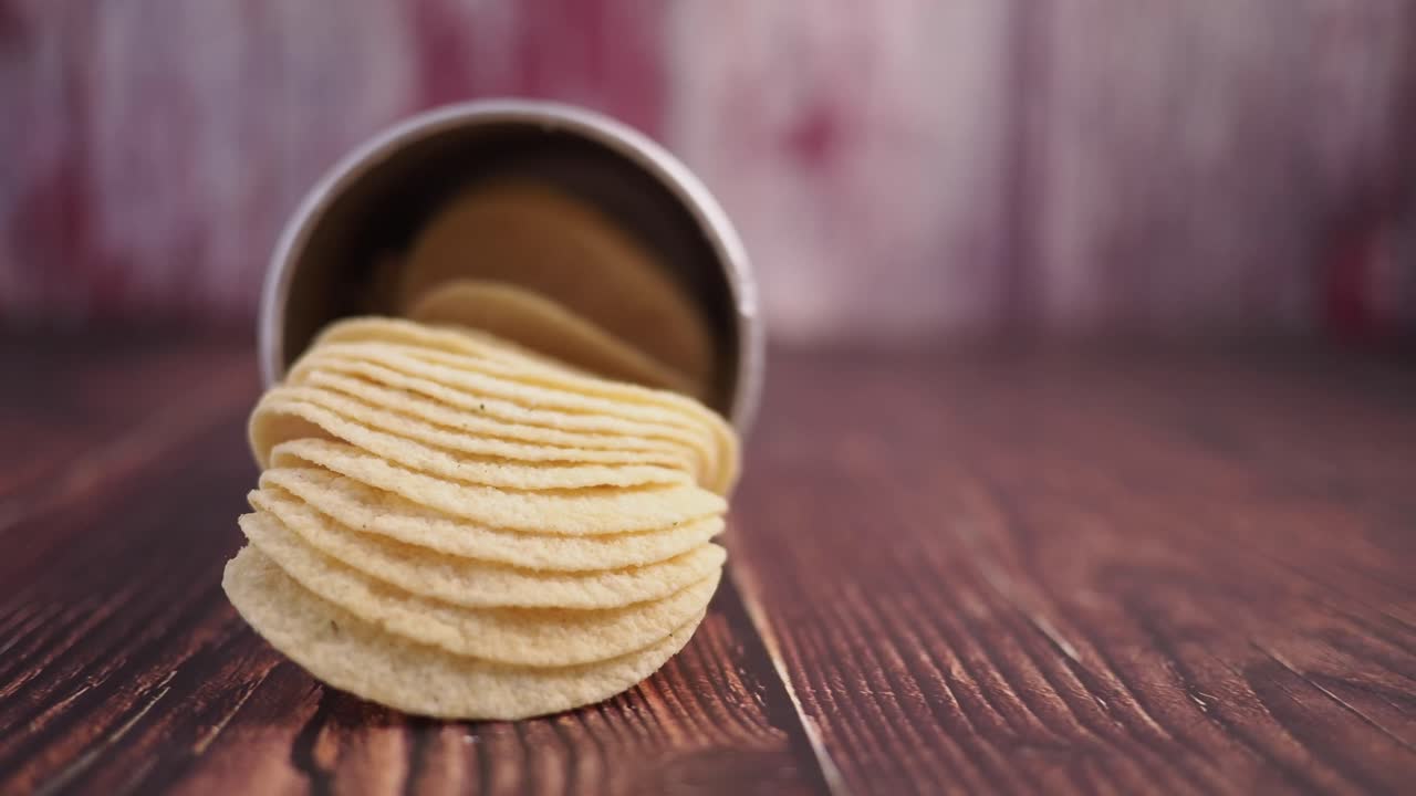 Batatas fritas caindo de um recipiente