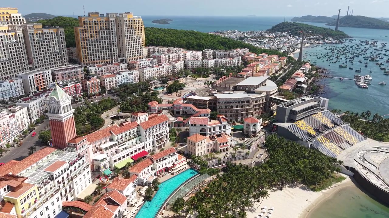 Toàn cảnh Thị trấn Hoàng Hôn, điểm du lịch và các tòa nhà ven biển trên đảo Phú Quốc, Việt Nam.