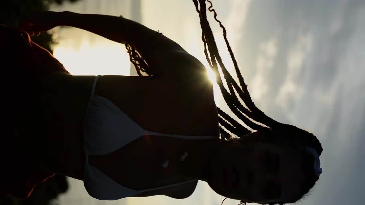 mujer elegante bailando en el campo