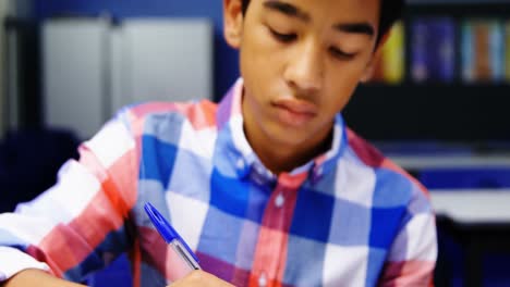 estudiante estudiando en el aula